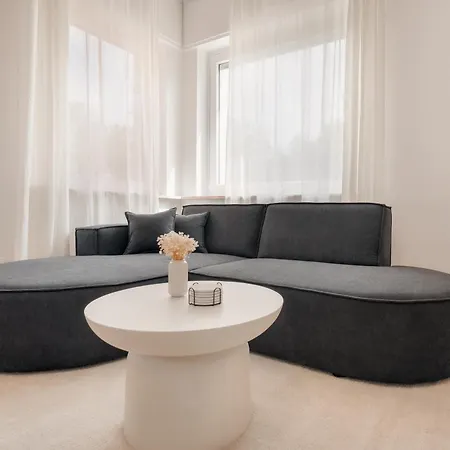 Urban Oasis With Balcony And Parking Apartman