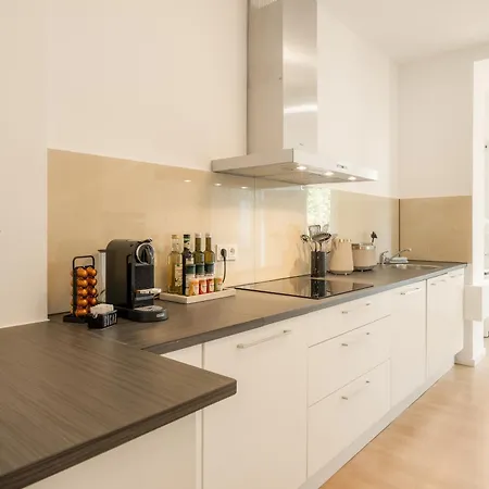 Urban Oasis With Balcony And Parking Apartman *